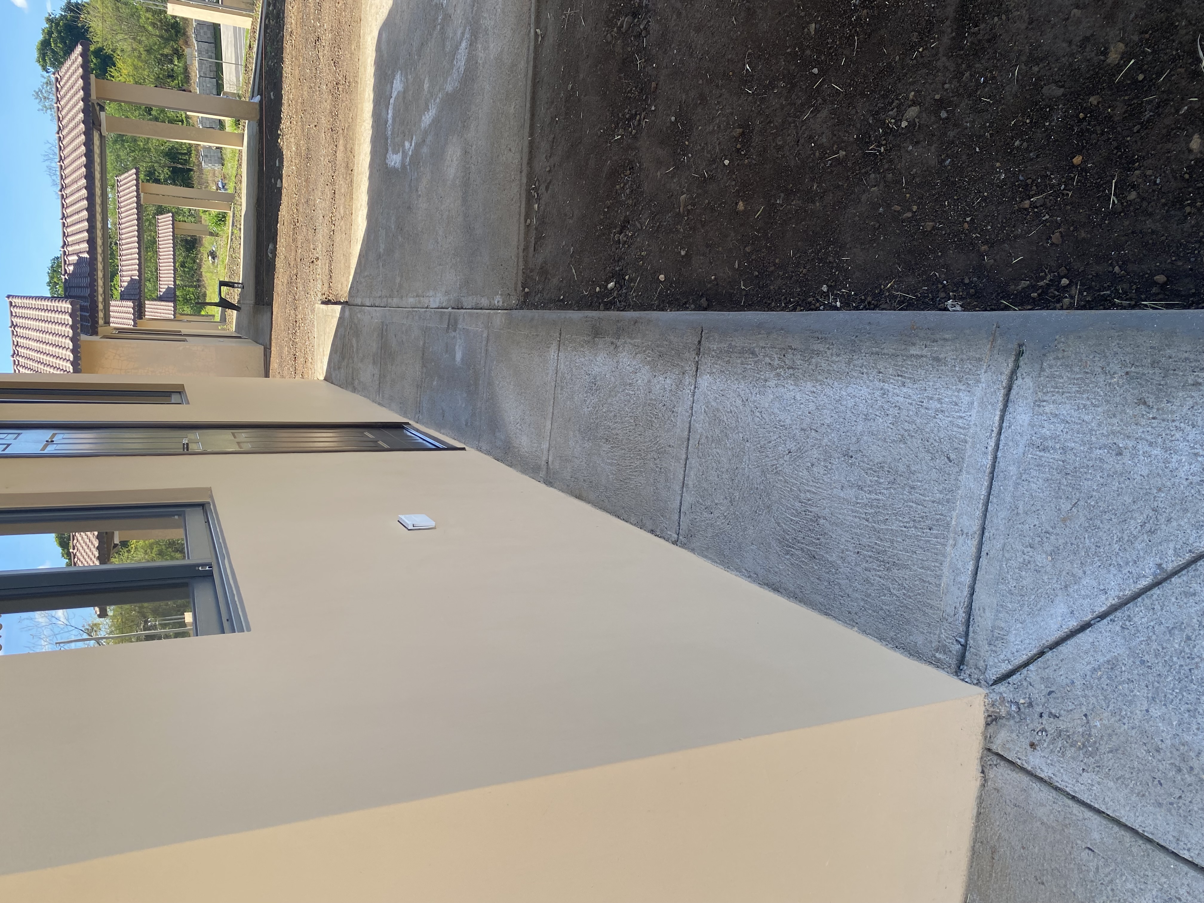 Acera perimetral de concreto